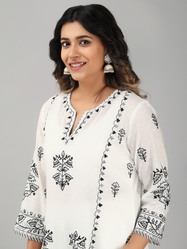 Off-White Cotton Dobby Kurta with Round Neck & Grey Aari Embroidery